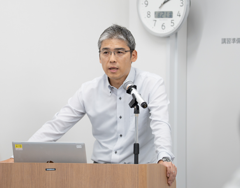 下水道施設の現状や今後について説明する協会員