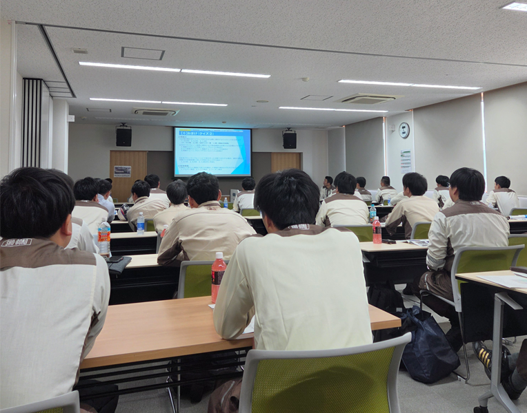 現場見学前の説明の様子