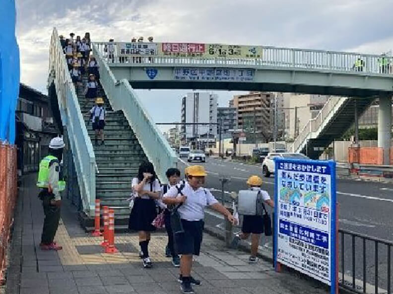小学生・幼稚園児　見守り員配置　大阪府